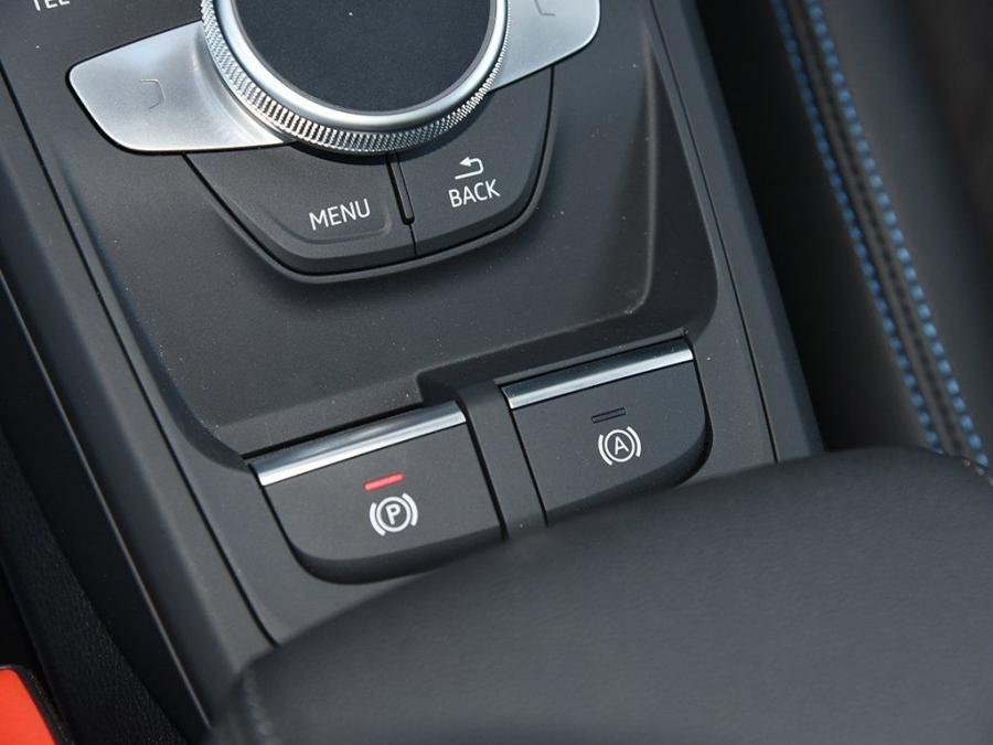 Детали интерьера Audi Q2 L 30 e-tron 2019 года  (CN) (фото 13 из 35)